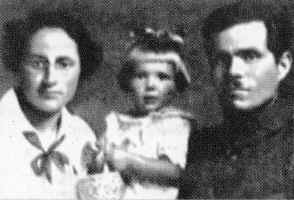 Н.Махно з дружиною Галиною та донькою