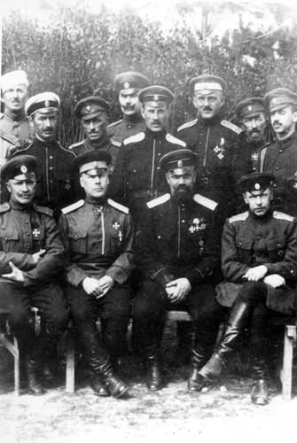 Сидят справа налево - генералы - Штейфон, Кутепов, Витковский. Стоят (за Кутеповым) генералы - Скоблин, Туркул. Болгария, 1921 год.