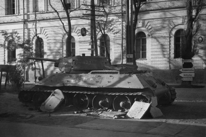 Підбитий танк Т-34 біля Кадетського корпусу