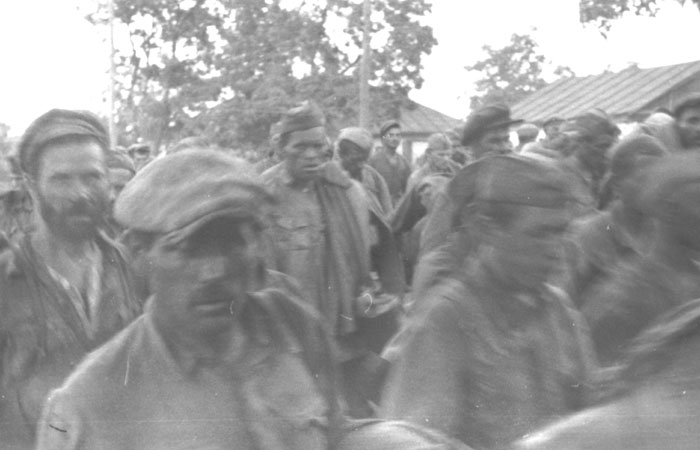 Червоноармійців, захоплених в полон під Харковом, проводять вулицею Полтави (1942 р.)